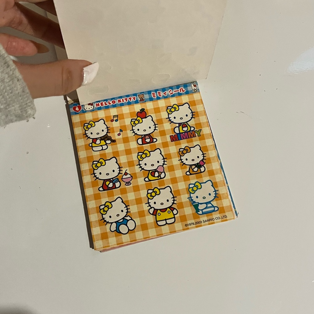 Hello Kitty Sticker Book - Picture 4 of 5